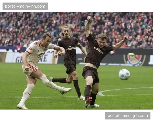 历史交锋回顾：拜仁与皇马在欧冠淘汰赛的经典对攻与防守失误集锦