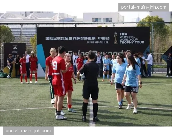 欧冠奖杯巡展抵达华沙，吸引数千球迷参与互动足球游戏